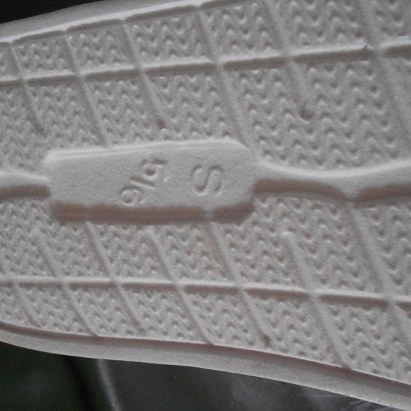 NWOT White Feather Slippers (S 5/6) - Picture 4 of 5